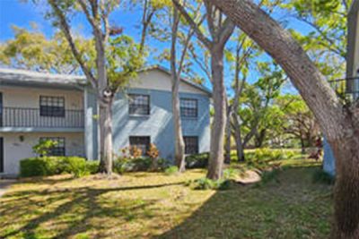 Oaks of Seminole | Building and Landscape